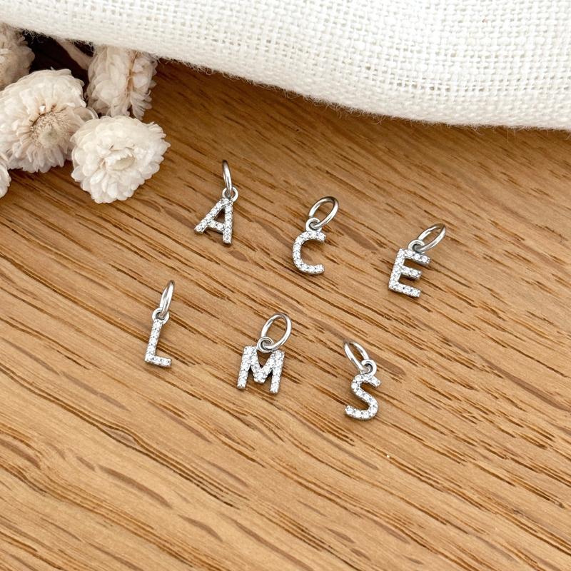 Mini-Anhänger „Muse“ vergoldet – Personalisierter Anhänger mit einem  Buchstaben – Instants Plaisirs Schmuck