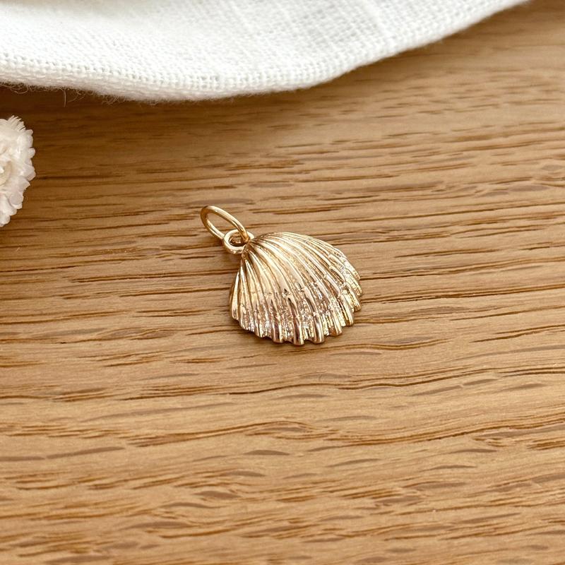 Vergoldeter Anhänger „Shell“ – Anhänger undInstants Plaisirs  Schmuck –Instants Plaisirs  Schmuck