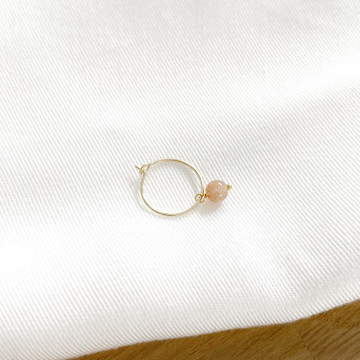 Mono-Schmuckstück „Lucy” Goldplattierter Sonnenstein – Instants Plaisirs –Instants Plaisirs Schmuck