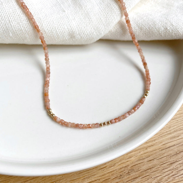 Halskette „Hamin” aus vergoldetem Sonnenstein – Halsketten –Instants Plaisirs  Schmuck