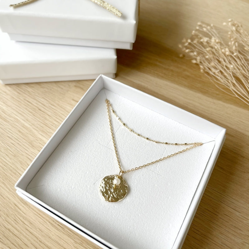 Discover our complete range of ready-to-gift necklaces, bracelets and earrings. Beautifully presented in a box, you're sure to please with these lovingly crafted compositions.