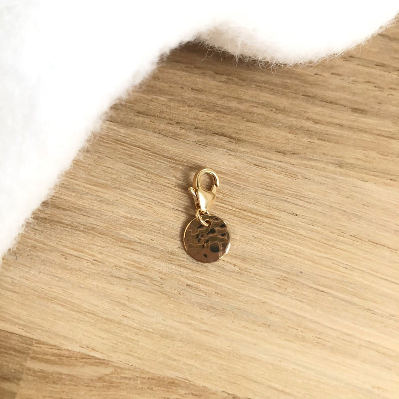 Charm "Hammered medal 8mm" gold plated-Instants Plaisirs - Jewelry-Instants Plaisirs - Jewelry