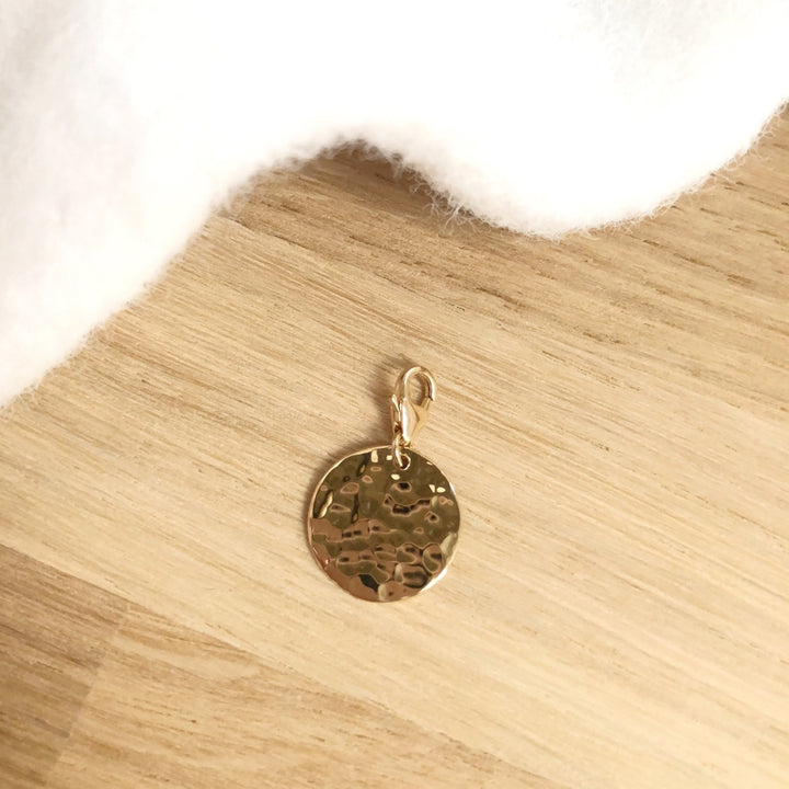 Charm "Hammered medal 15mm" gold plated-Instants Plaisirs - Jewelry-Instants Plaisirs - Jewelry