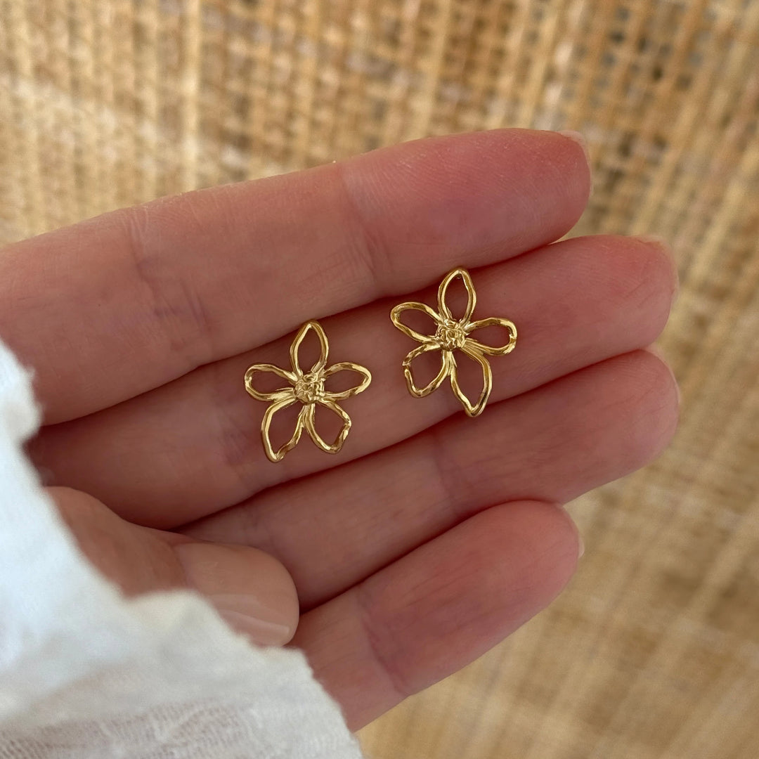 Pendientes florales discretos, perfectos para una ceremonia. 