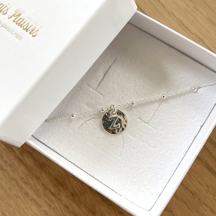 Pulsera «Omega» chapada en oro-Pulseras-instants-plaisirs-Medalla martillada + una letra / Versión plataInstants Plaisirs  Joyas