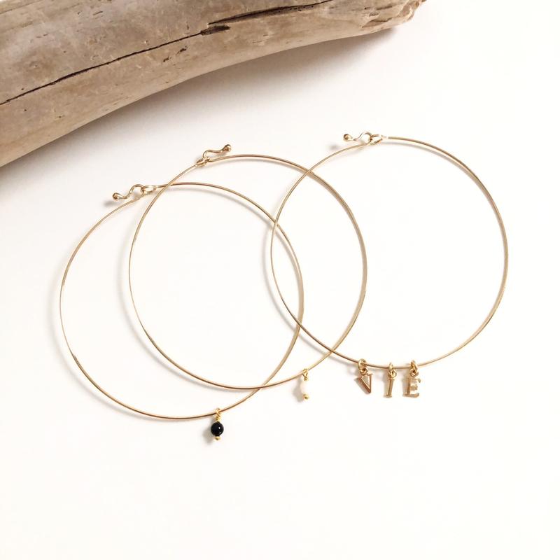 Brazalete «Mey» con la letra «instants-plaisirs» (momentos de placer) 