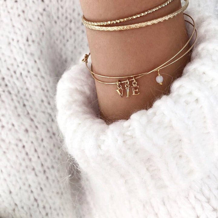 Brazalete «Mey» con la letra «instants-plaisirs» (momentos de placer) 