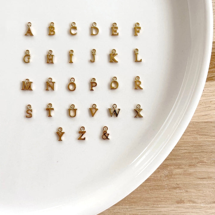 Charm «Inicial» chapado en oro - Dije yInstants Plaisirs Instants Plaisirs  Joyas