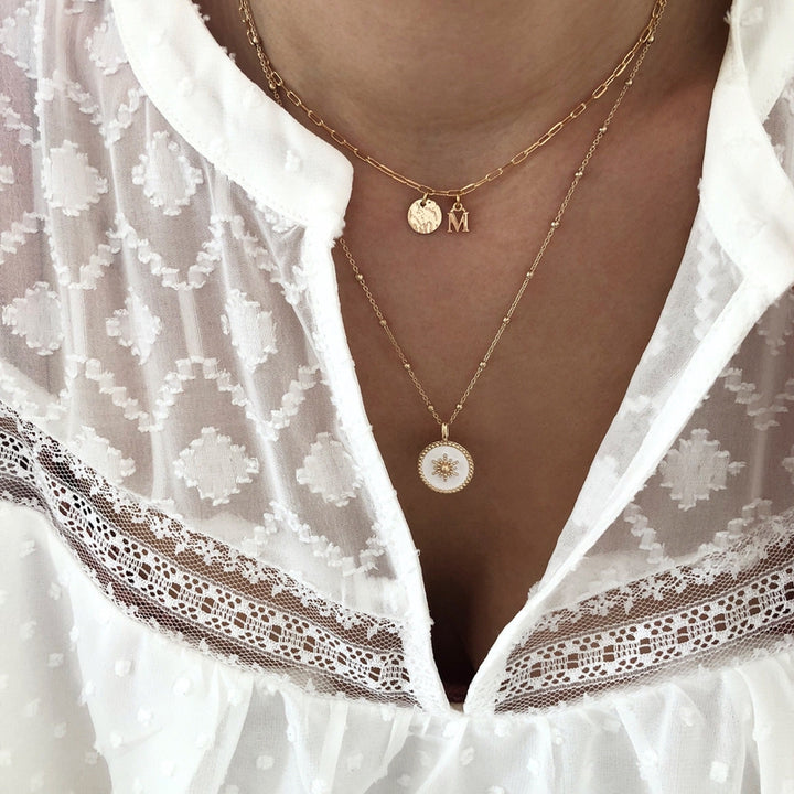 Collar «Idylle» con medalla martillada chapada en oro instants-plaisirs 