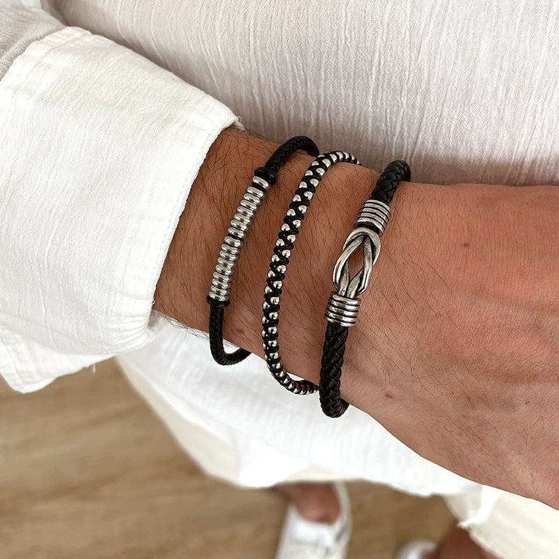 Collection de bijoux pour homme tendance en acier et argent 925 - Produits de qualité, designs sympas et atelier situé à Rennes en Bretagne.