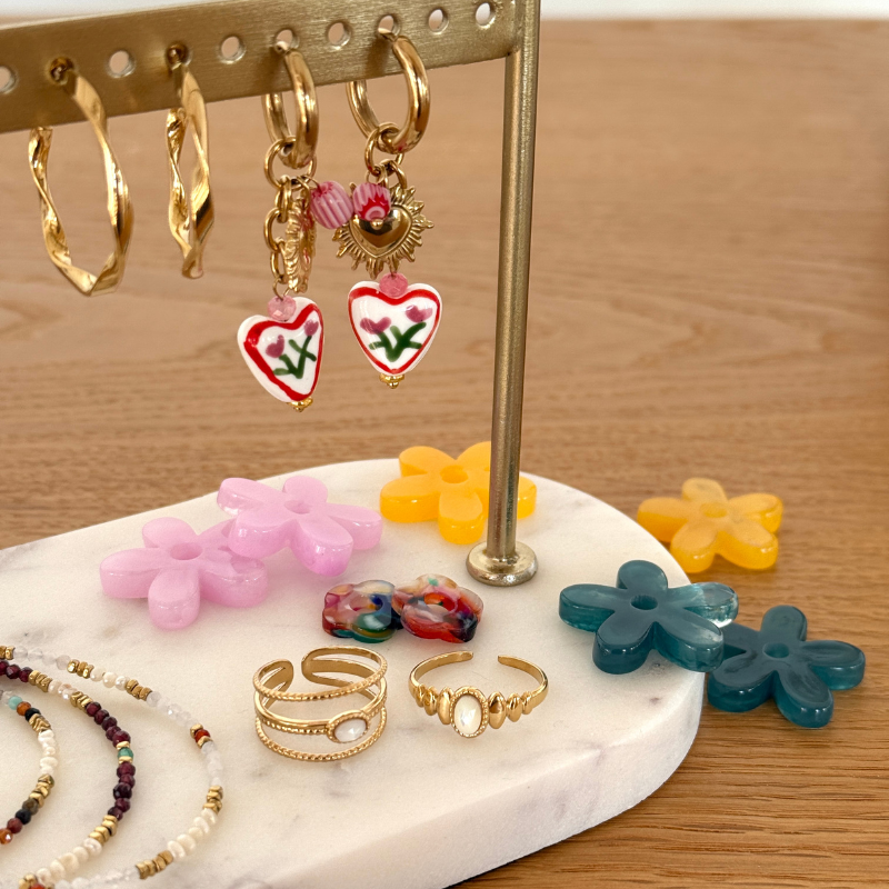 Neue Schmuckkollektion aus Edelstahl und vergoldetem Metall