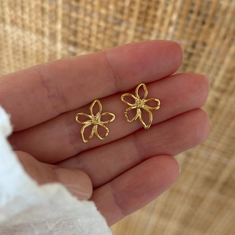 Boucles d'oreilles fleuries et discrètes parfaites pour une cérémonie 