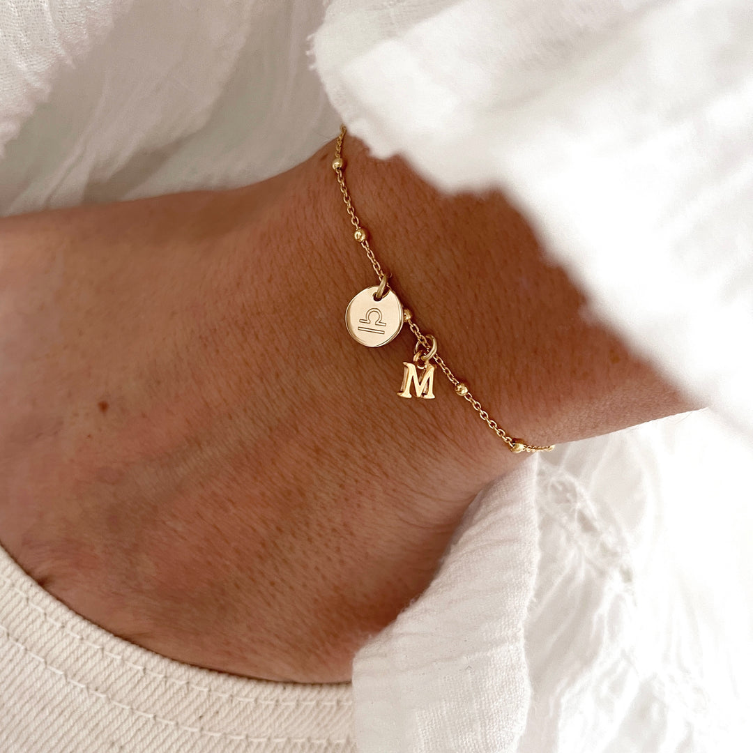 Choisissez un bijou symbolique avec une personnalisation, un signe astrologique ou encore une initiale !