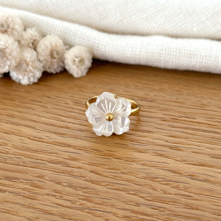 Bague anti-stress tournante avec fleur en nacre