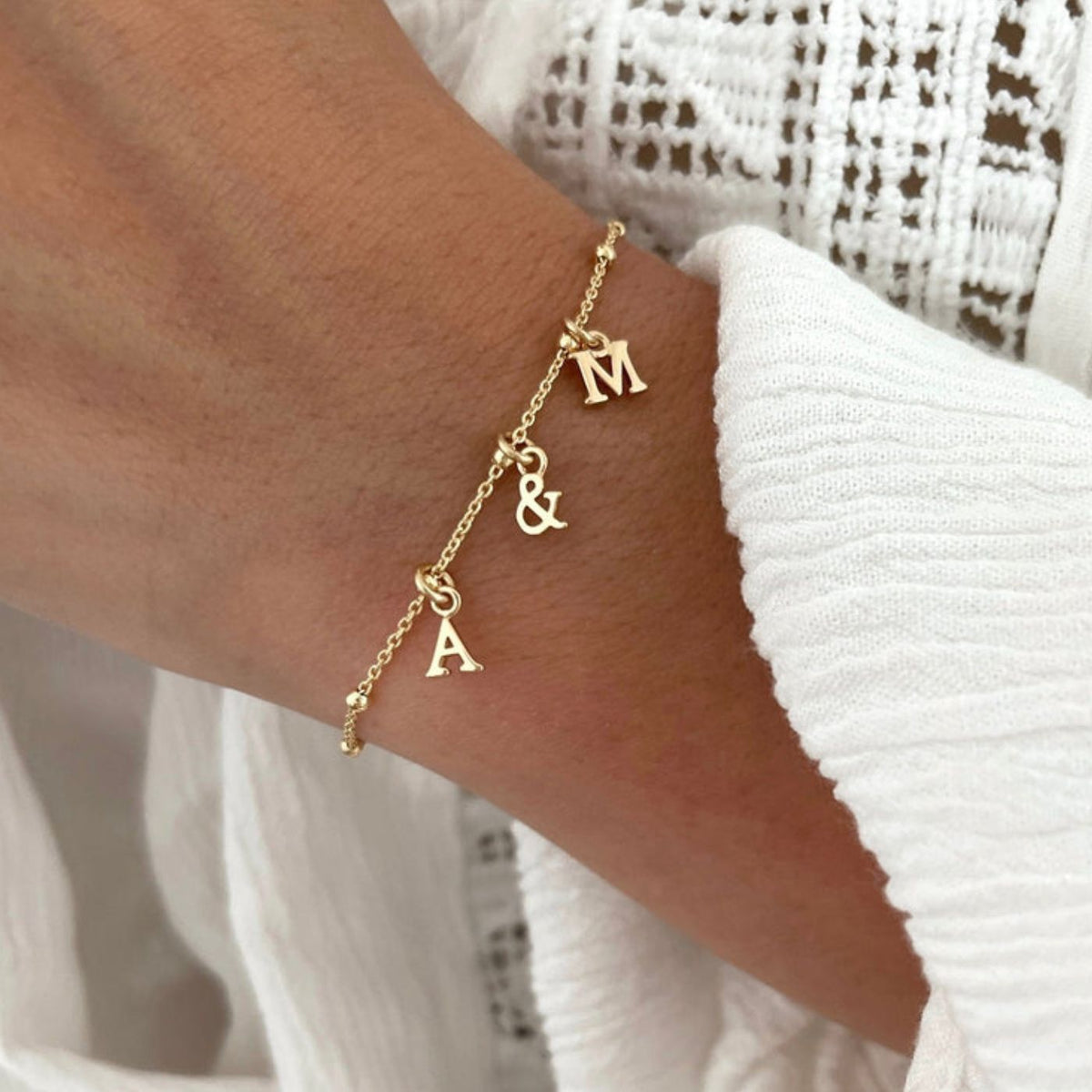 Bracelet lettres et initiales en plaqué or 3 microns 18 carats personnalisable