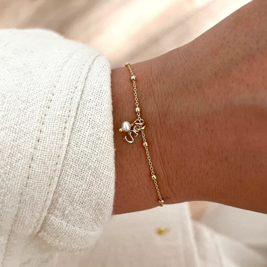 Bracelet lettre initiale à personnaliser avec une perle d'eau douce sur une chaîne boules en plaqué or 3 microns 18 carats 