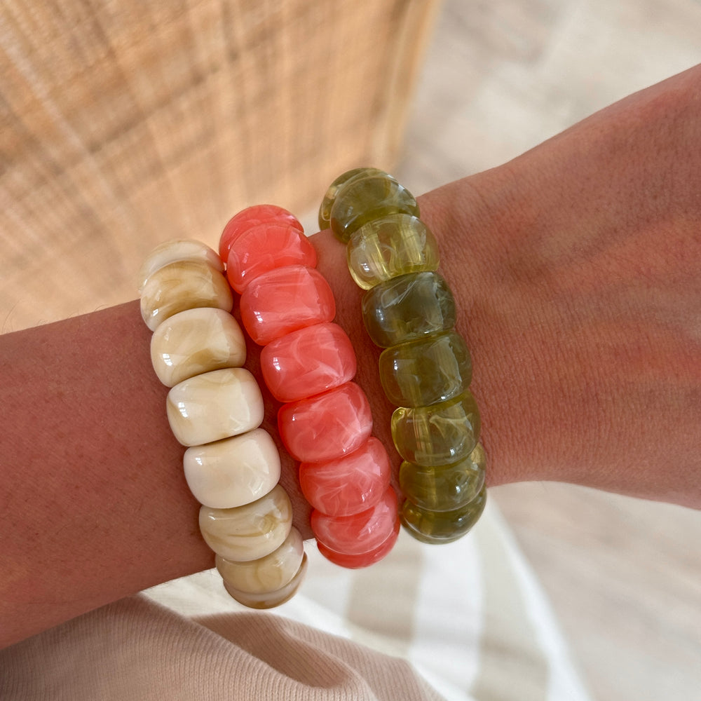 Bracelets Alia colorés en résine de couleur écru, corail et vert olive