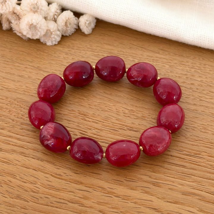 Bracelet elastique en perle de résine bordeaux