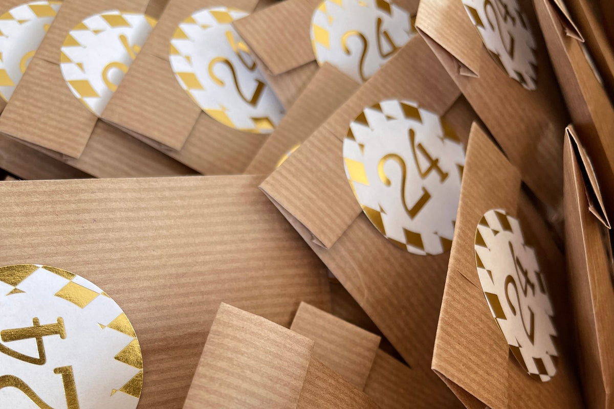 Calendrier de l'Avent bijoux 2026 en acier inoxydable doré, et argenté, 24 surprises, idéal pour patienter jusqu'à Noël.