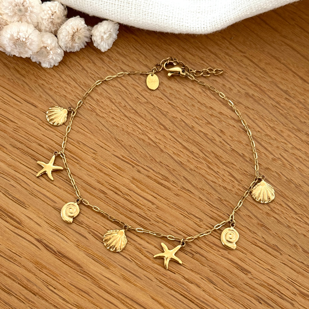 Bracelet de cheville avec breloques au motif de la mer.