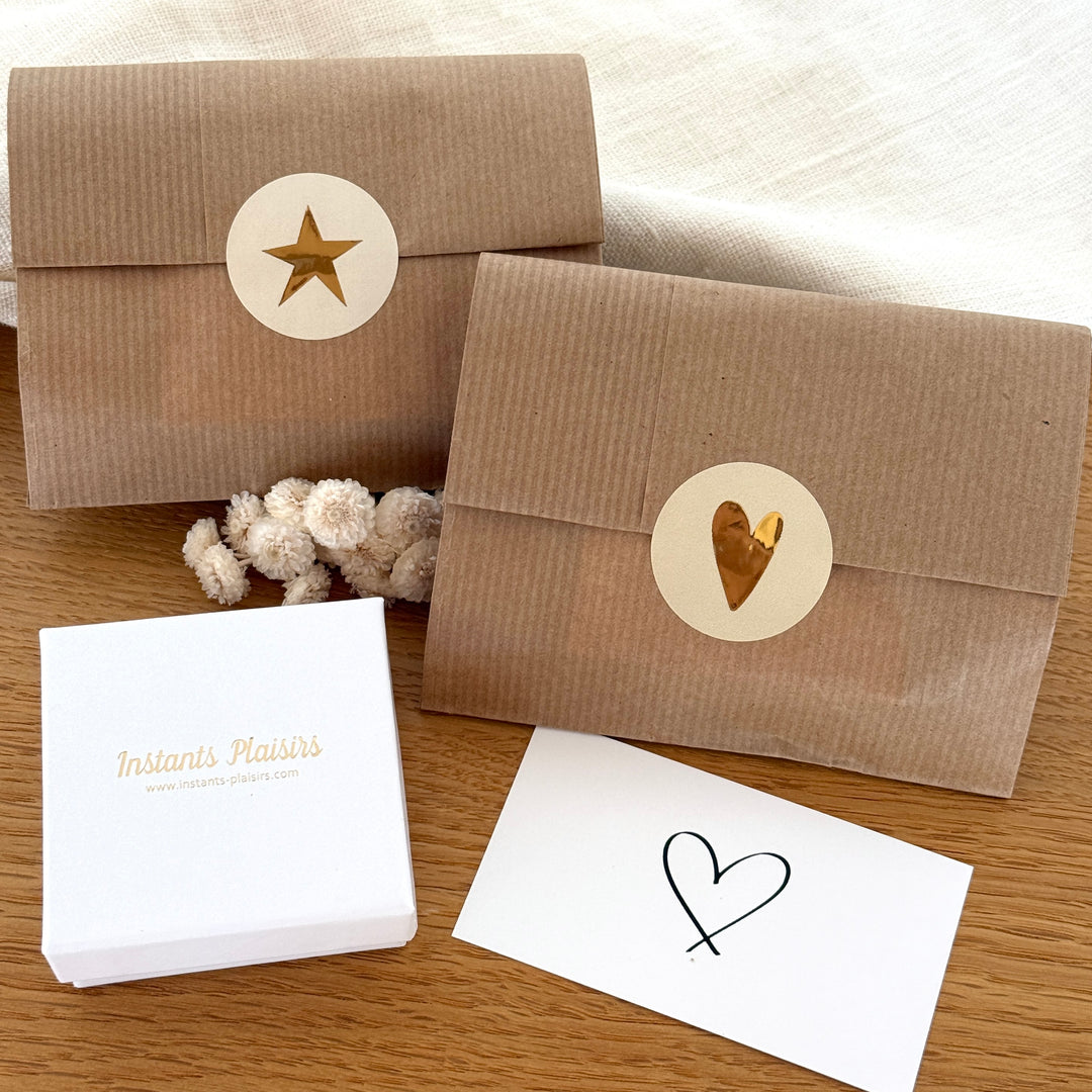 Envases de regalo Instants Plaisirs bolsitas de papel kraft, pegatinas doradas con estrellas o corazones, estuche blanco para joyas y tarjeta para escribir una nota, perfectos para hacer un regalo.