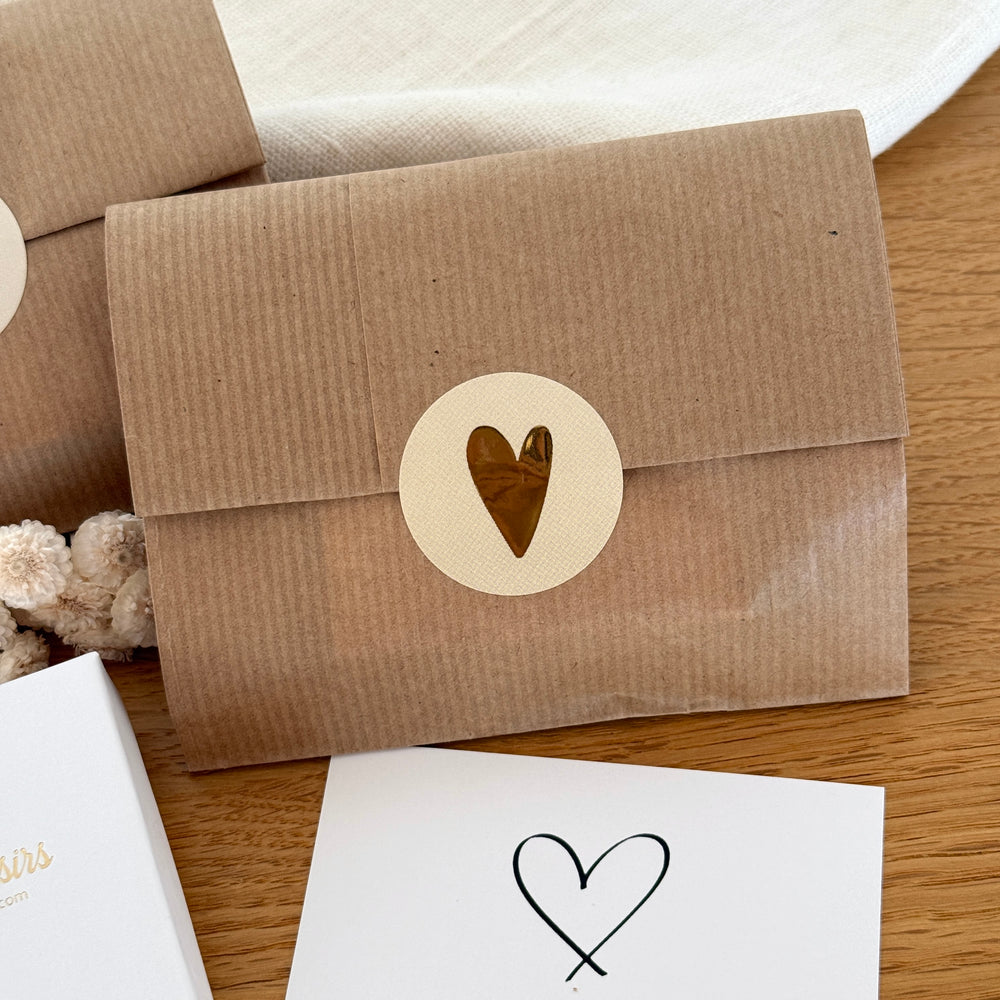 Envase de regalo Instants Plaisirs bolsita de papel kraft cerrada con una pegatina en forma de corazón