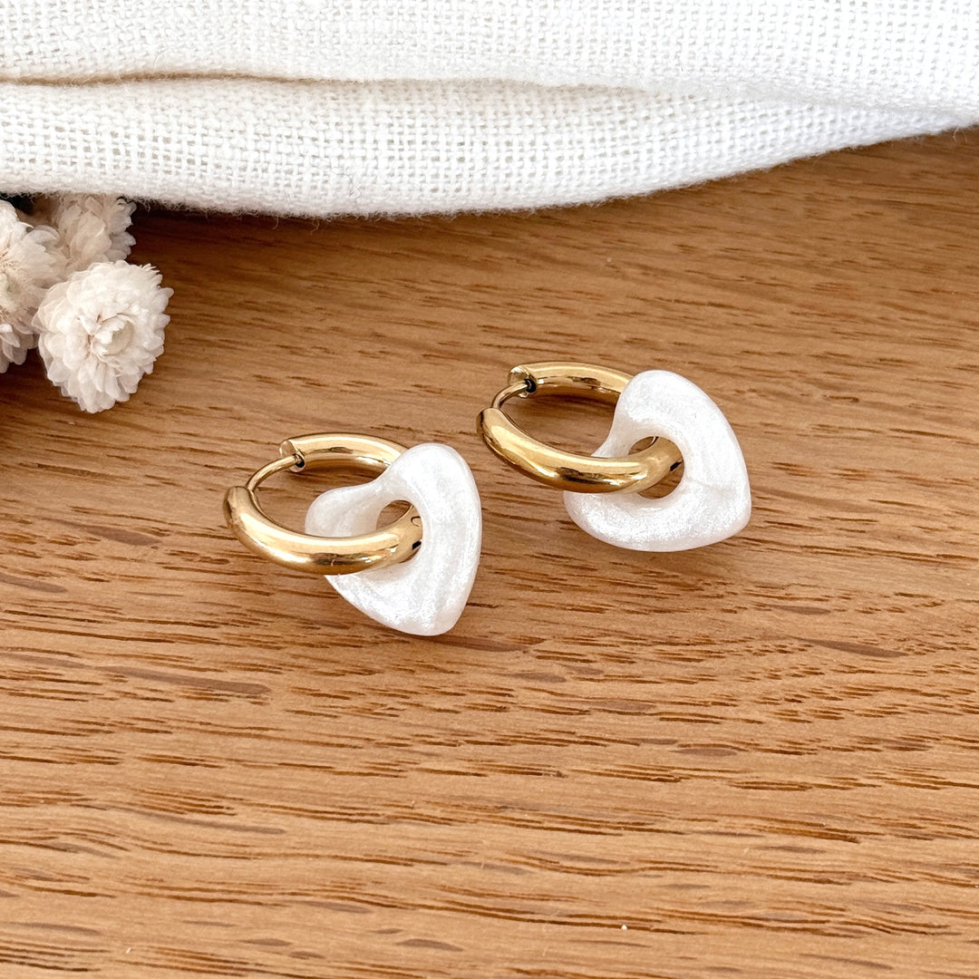 Créoles Maria acier - Boucles d'oreilles à fleur acétate blanche – Instants Plaisirs | Bijoux Créoles Maria acier - Boucles d'oreilles à fleur acétate blanche – Instants Plaisirs | Bijoux