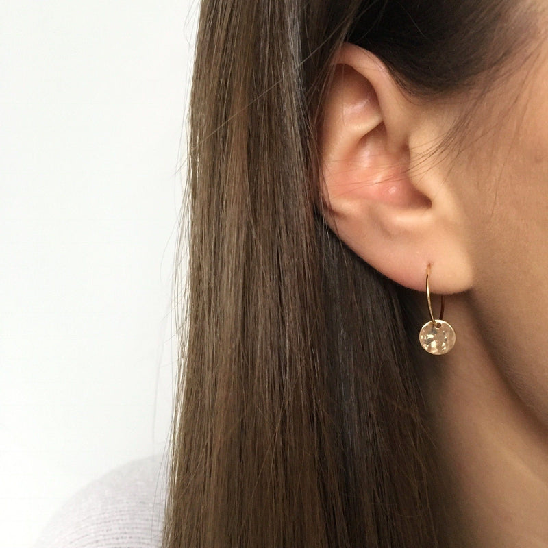 Créole en laiton doré : boucles d'oreilles martelées de style