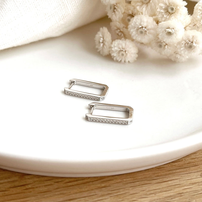 Piccoli orecchini a cerchio con stella in zirconi d'argento Piccoli orecchini a cerchio con stella in zirconi d'argento